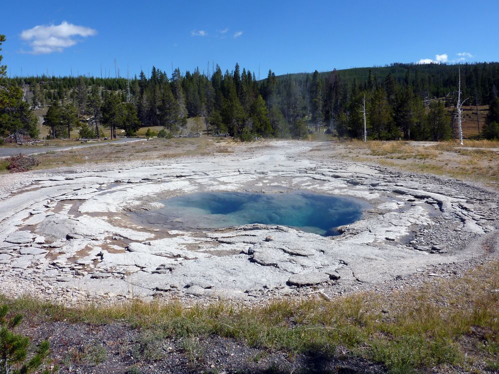 Yellowstone Old faithfull Spa Geyser.JPG